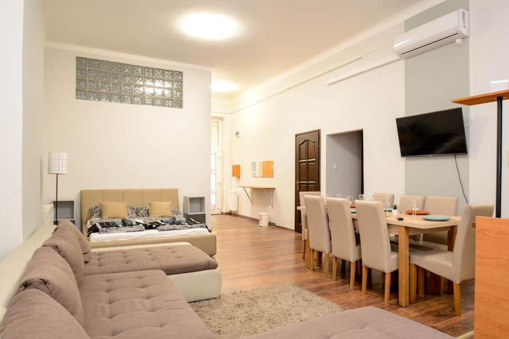 Famous Kiraly Street At Large 3Br 10Ppl @ Central Budapest Exterior foto