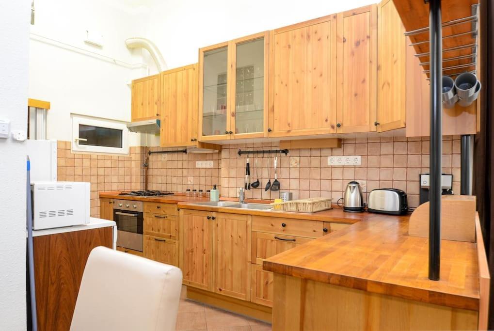 Famous Kiraly Street At Large 3Br 10Ppl @ Central Budapest Exterior foto